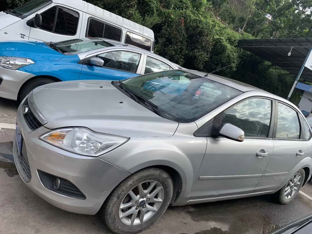 公開拍賣福克斯、上海別克牌機(jī)動(dòng)車